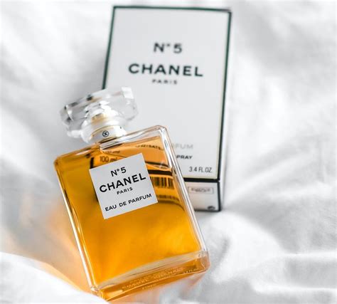 do que é feito o perfume chanel 5|A História do Perfume Chanel Nº 5: A Fragrância que .